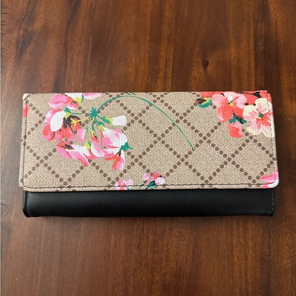 Handbags - Floral Patterned Women's Wallet/Wristlet